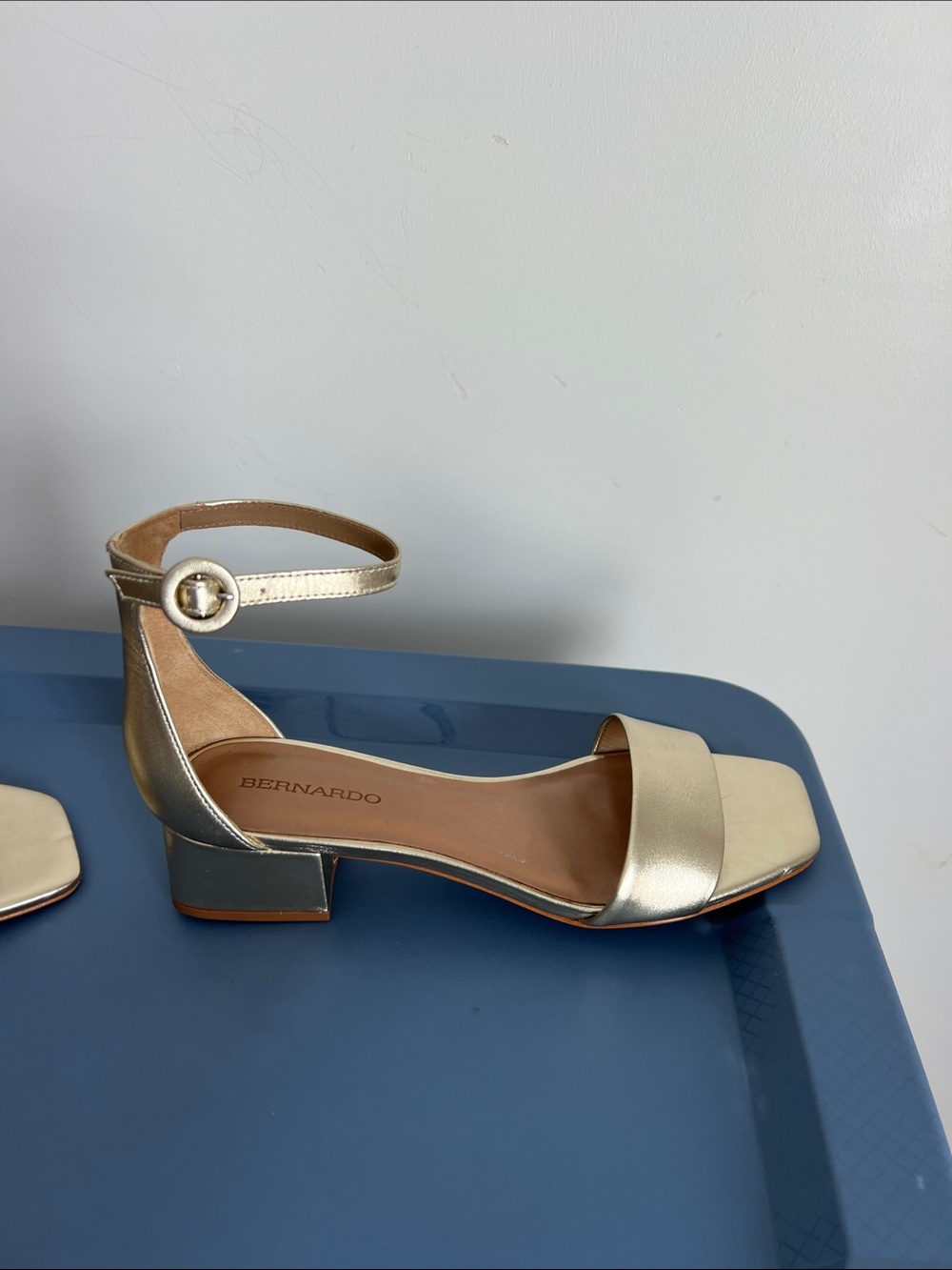 Bernardo champagne antique calf leather gold open toe sandals with low heel 9.5M - Picture 7 of 12